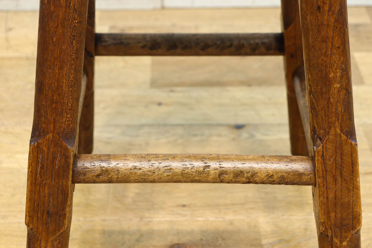 丸脚デザインが素敵なオークスツール　DC8402