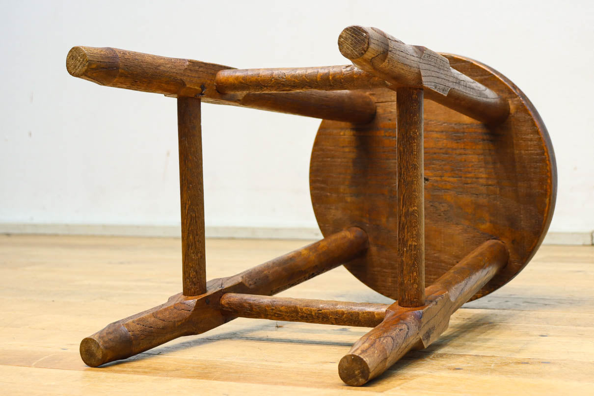 丸脚デザインが素敵なオークスツール　DC8402