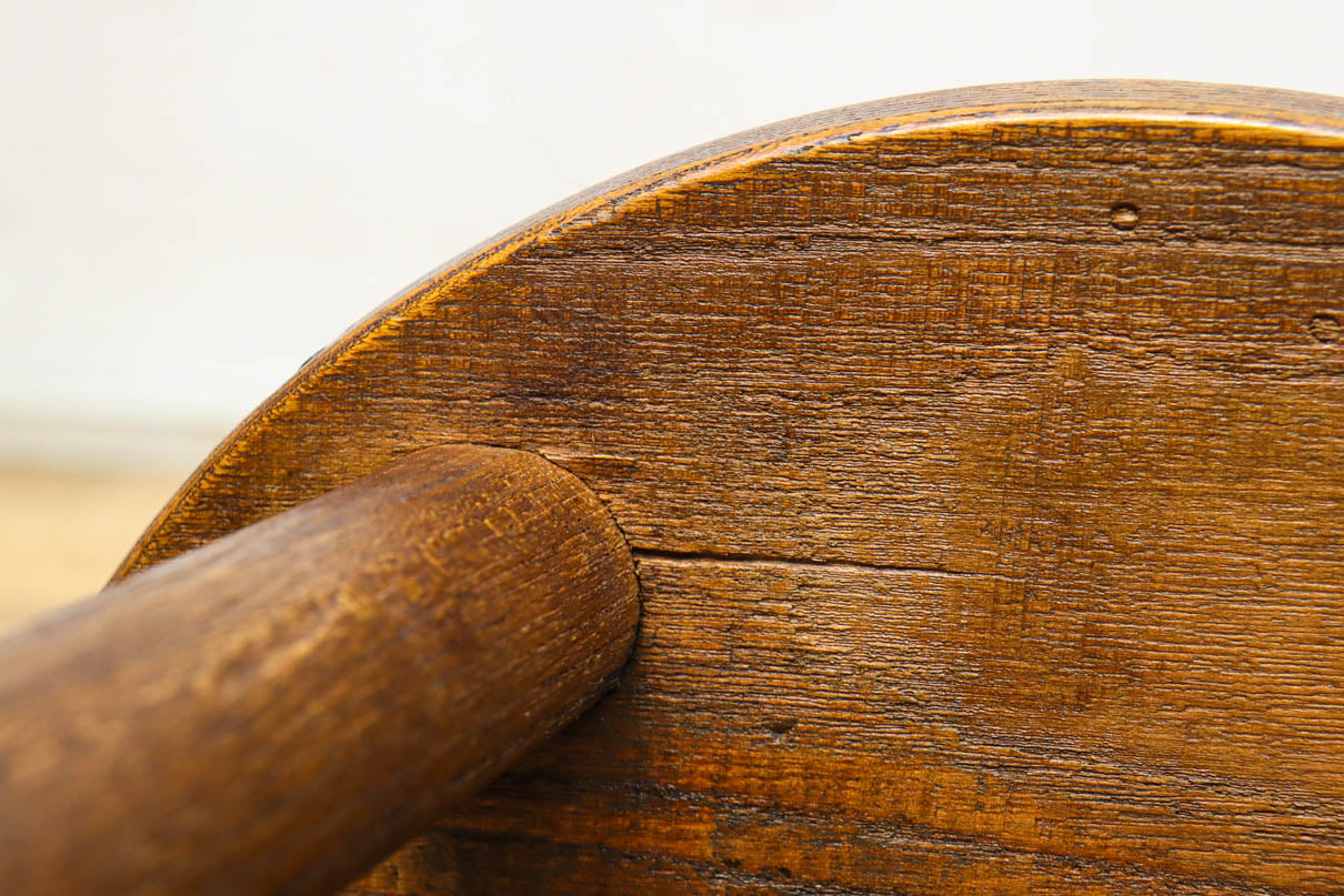 丸脚デザインが素敵なオークスツール　DC8402