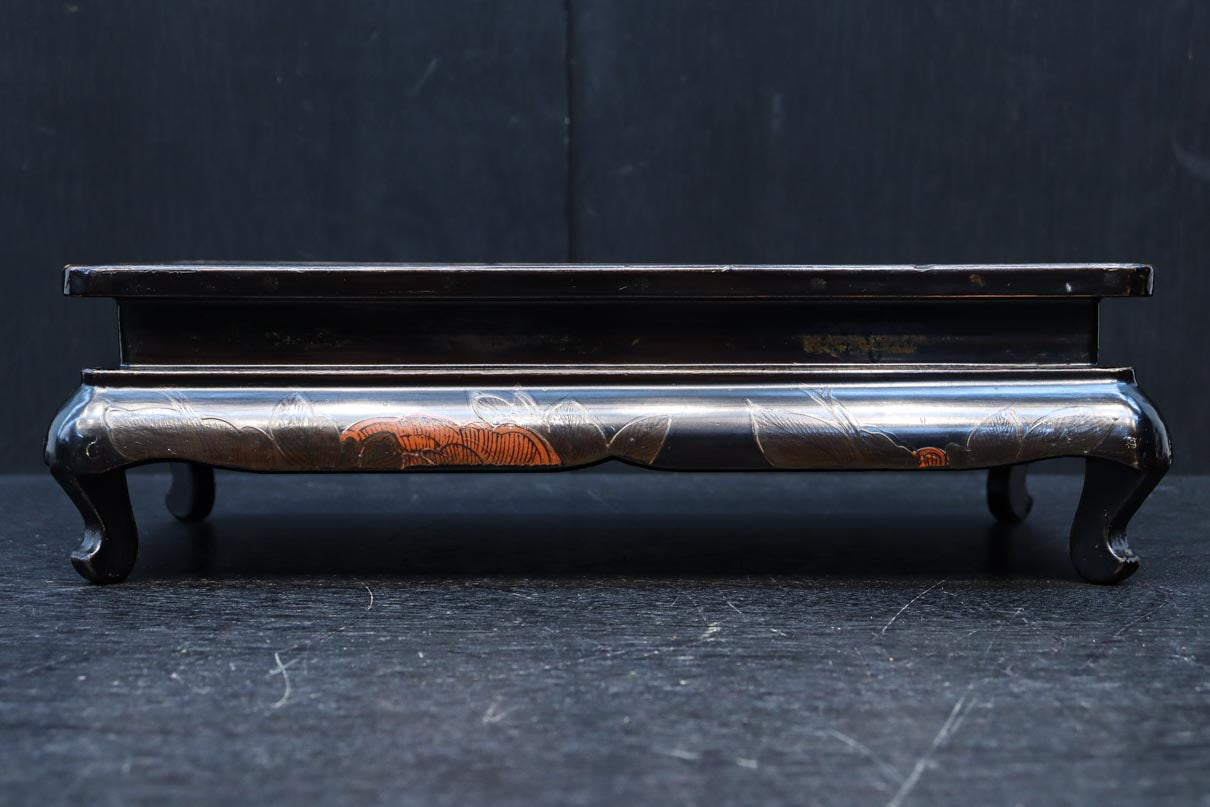 人物を描いた絵柄で上品な趣きある置台　DC8410