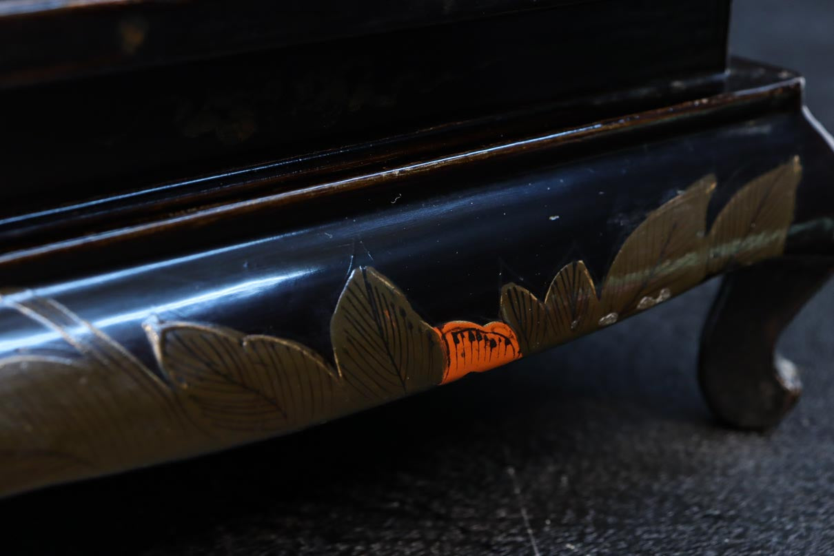 人物を描いた絵柄で上品な趣きある置台　DC8410