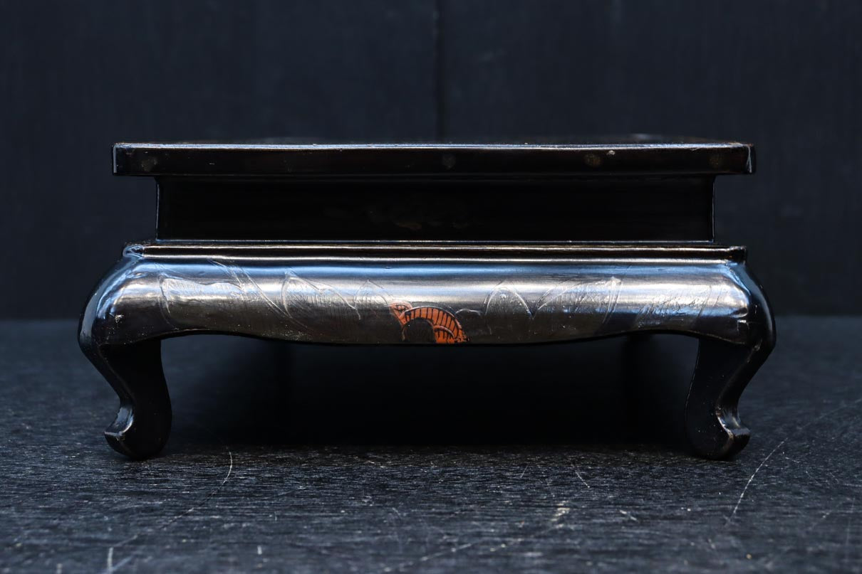 人物を描いた絵柄で上品な趣きある置台　DC8410