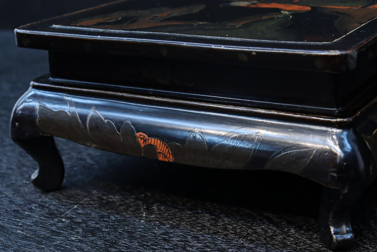 人物を描いた絵柄で上品な趣きある置台　DC8410