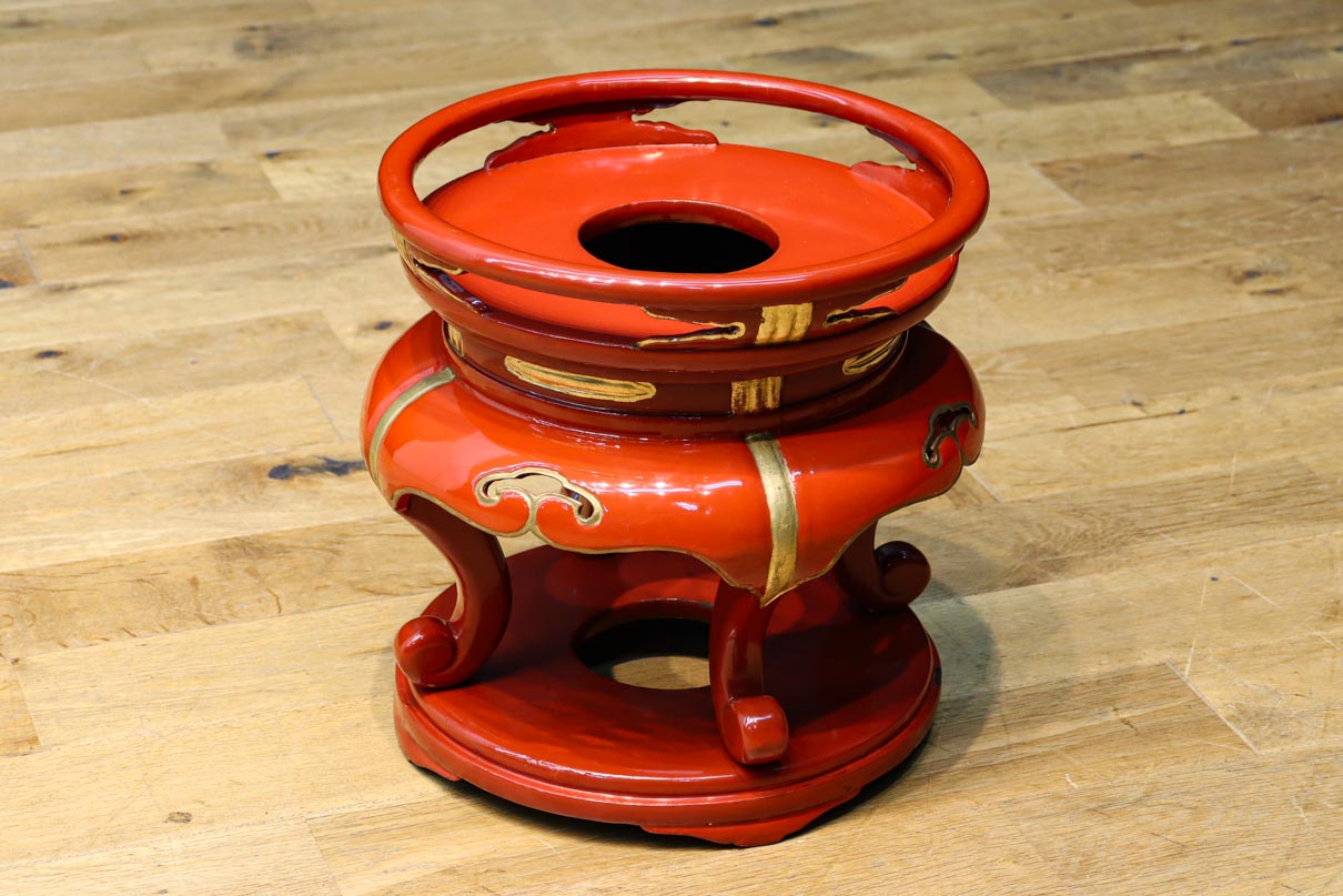 朱漆の華やかな雰囲気の置き台　DC8416