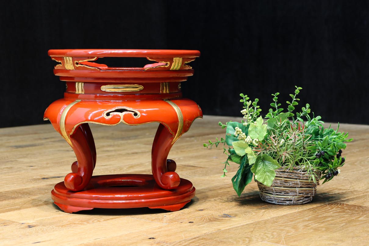 朱漆の華やかな雰囲気の置き台　DC8416