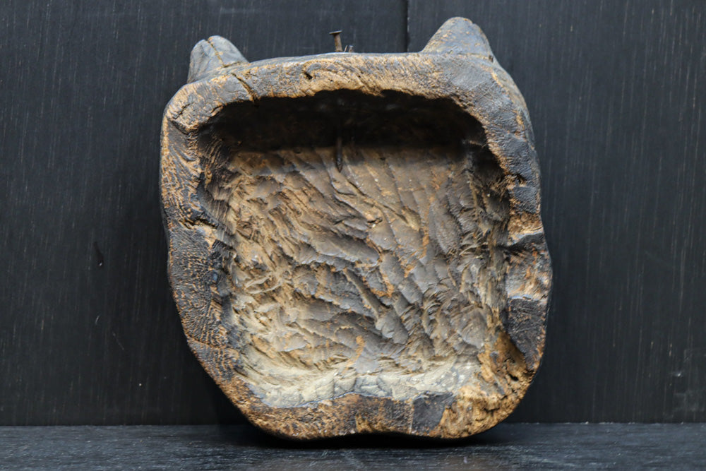 古色の風合いで味わいある木彫りの小さな鬼の面　DC8417