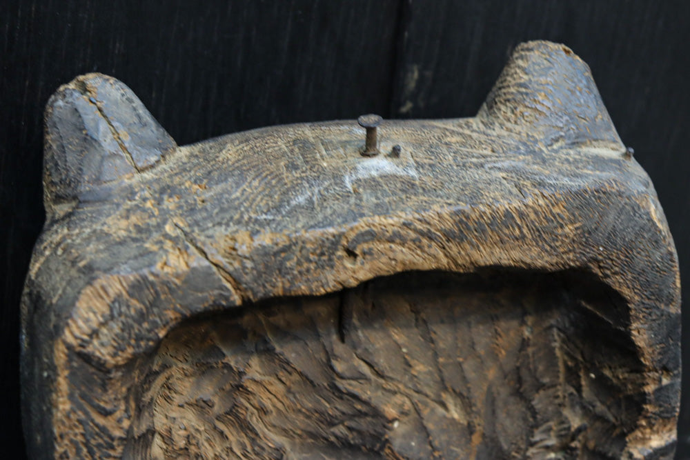 古色の風合いで味わいある木彫りの小さな鬼の面　DC8417