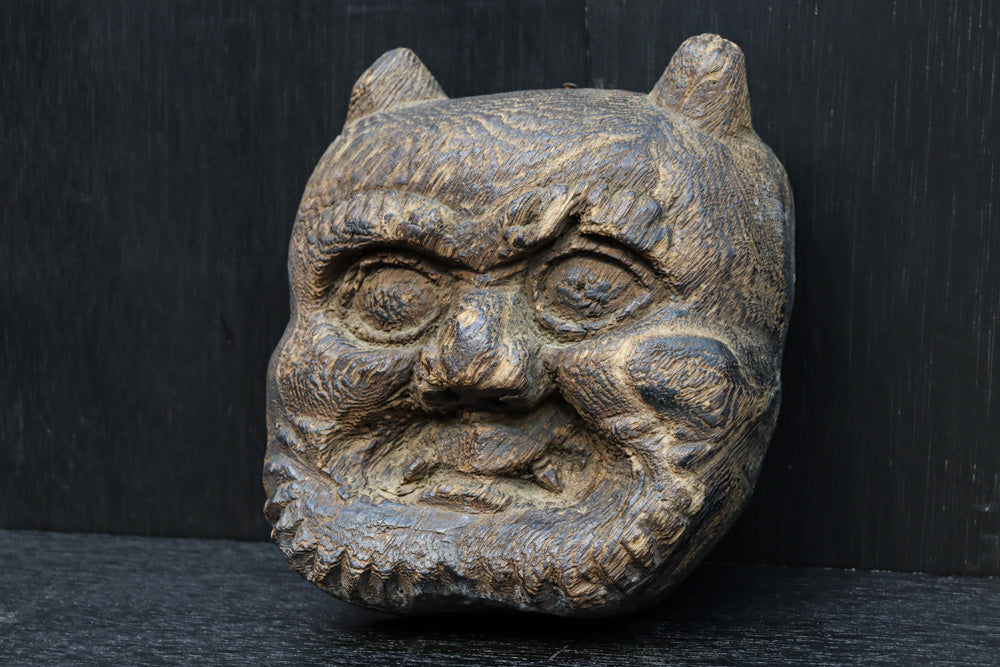 古色の風合いで味わいある木彫りの小さな鬼の面　DC8417