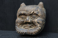 古色の風合いで味わいある木彫りの小さな鬼の面　DC8417