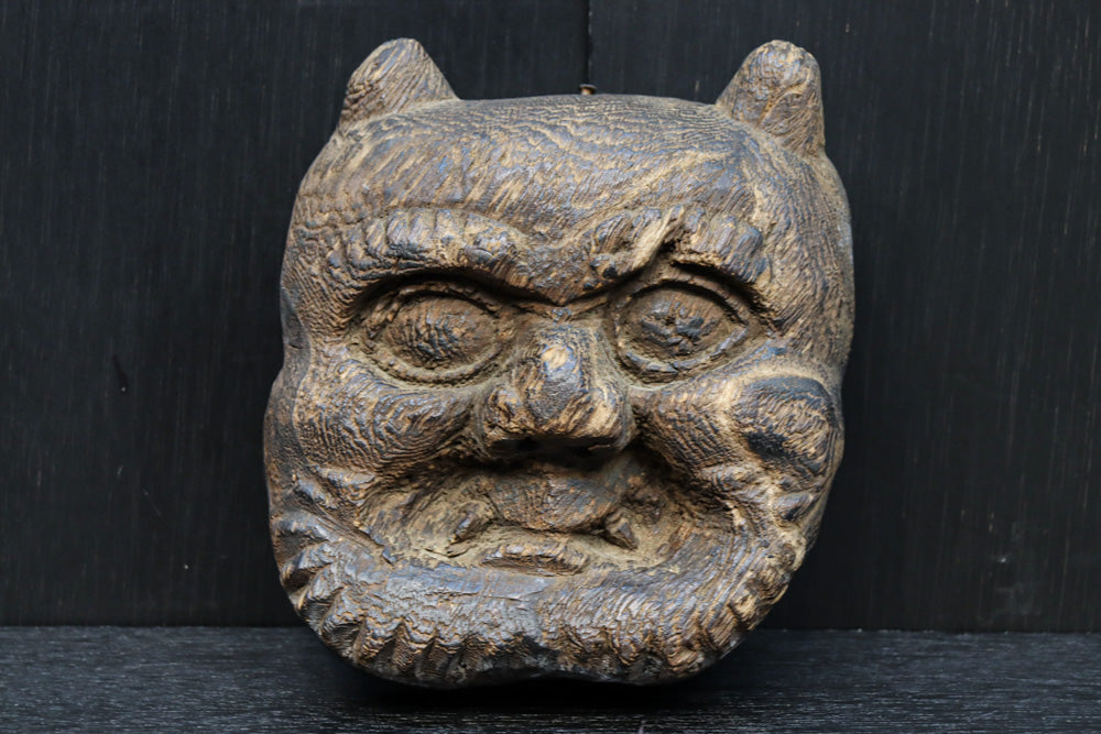 古色の風合いで味わいある木彫りの小さな鬼の面　DC8417