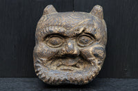 古色の風合いで味わいある木彫りの小さな鬼の面　DC8417