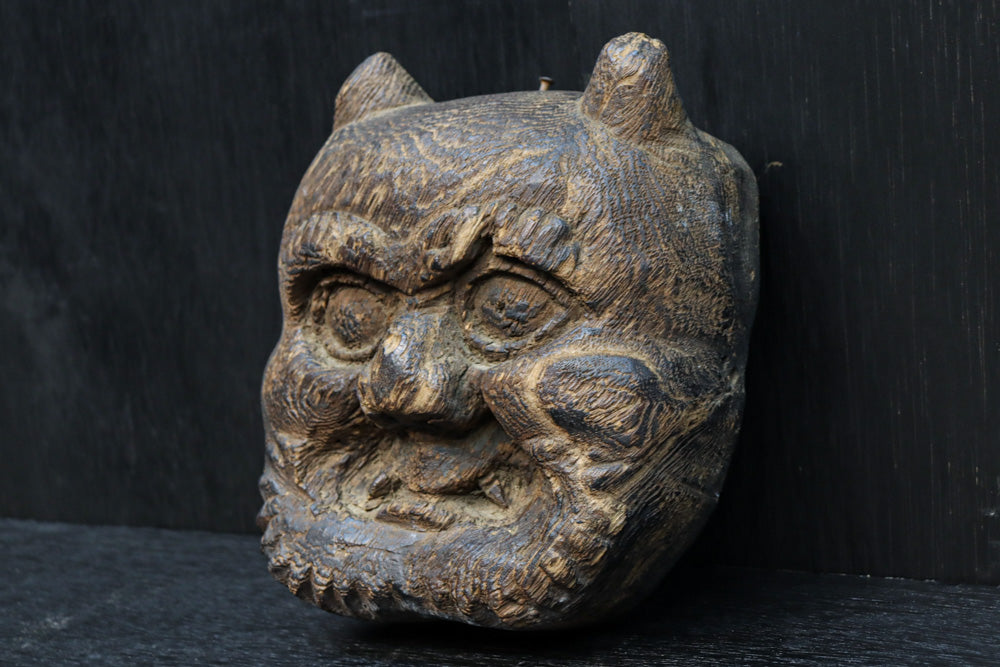 古色の風合いで味わいある木彫りの小さな鬼の面　DC8417