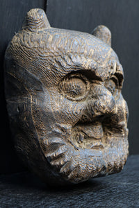 古色の風合いで味わいある木彫りの小さな鬼の面　DC8417