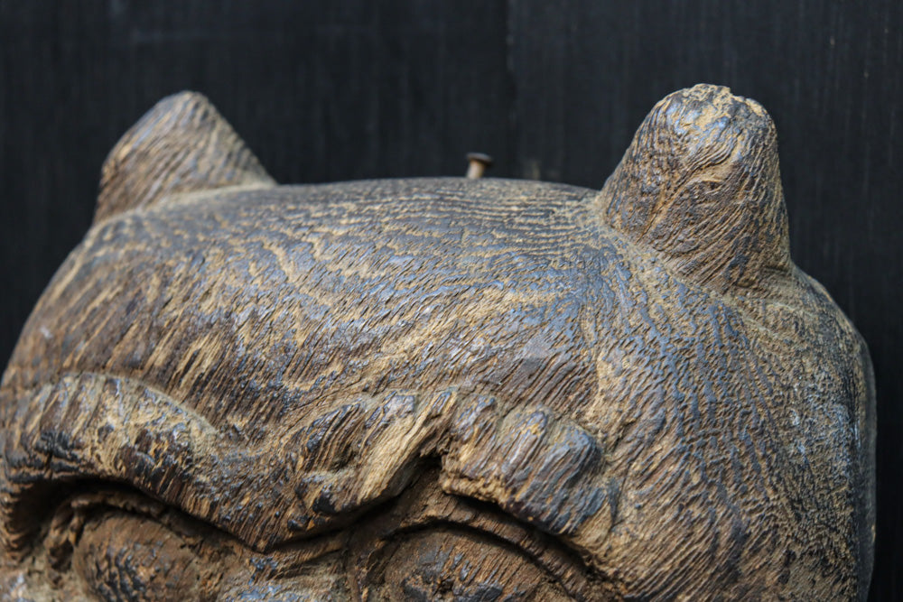 古色の風合いで味わいある木彫りの小さな鬼の面　DC8417