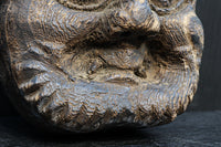 古色の風合いで味わいある木彫りの小さな鬼の面　DC8417