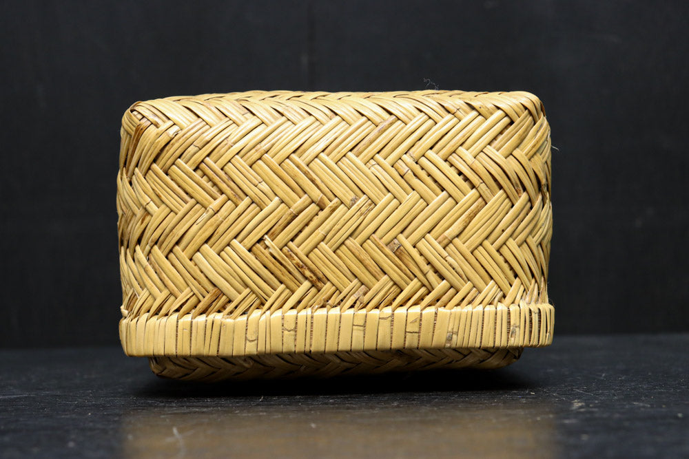優しい風合いの網代編み中型蓋付き行李(こうり)　DC8419