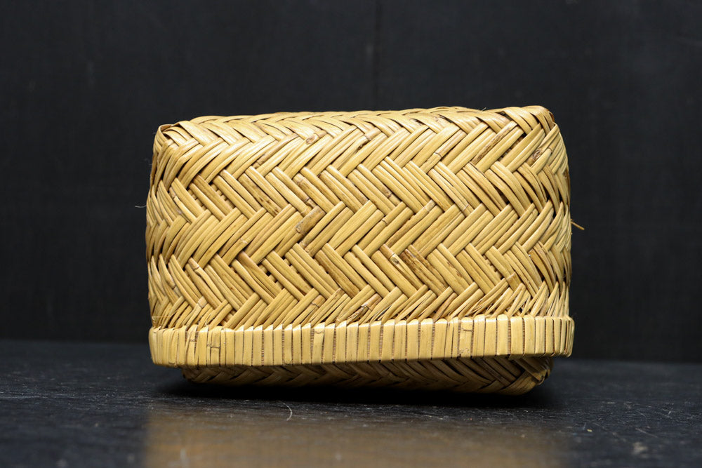 優しい風合いの網代編み中型蓋付き行李(こうり)　DC8419