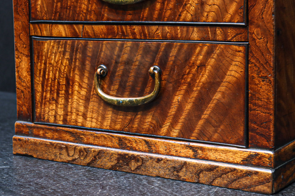 レトロな金具が美麗な杢目と馴染む小引き出し DC8436 – 古福庵