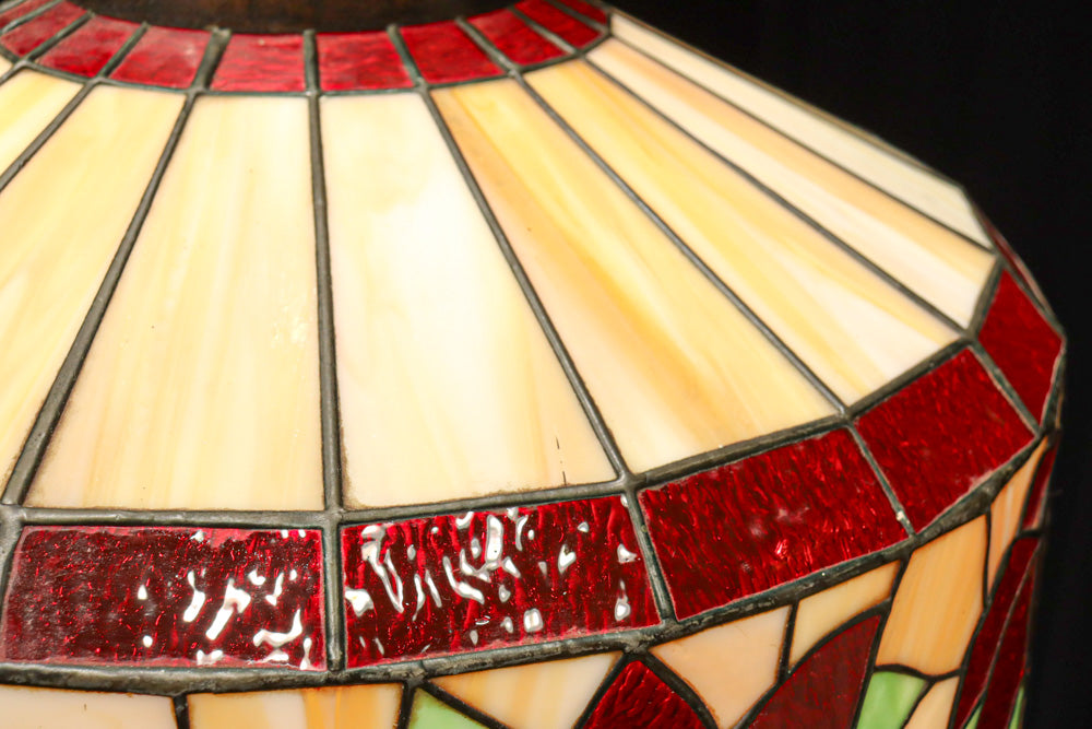 赤い花模様が引き立つ色鮮やかなステンドグラスのシャンデリア　DC8438