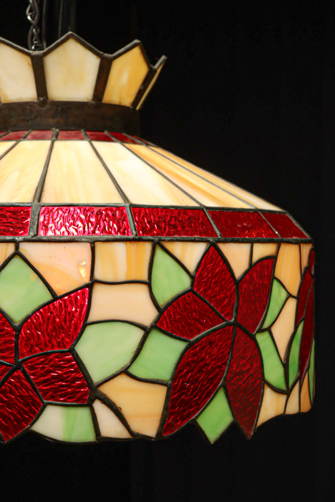 赤い花模様が引き立つ色鮮やかなステンドグラスのシャンデリア　DC8438