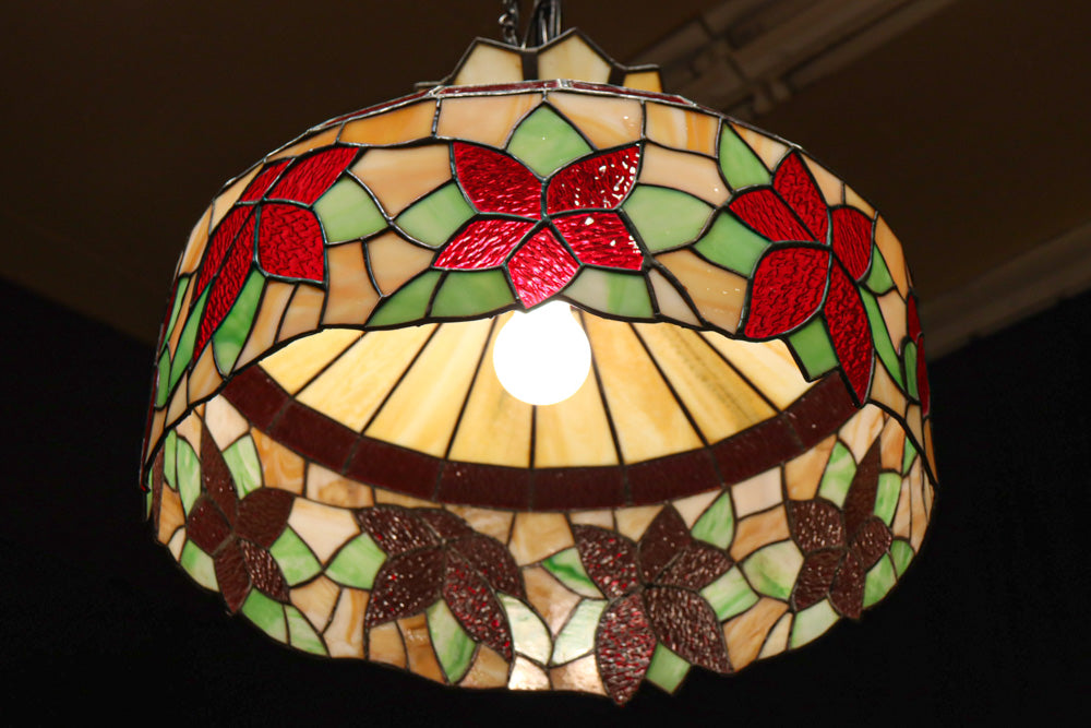 赤い花模様が引き立つ色鮮やかなステンドグラスのシャンデリア　DC8438