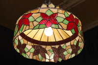 赤い花模様が引き立つ色鮮やかなステンドグラスのシャンデリア　DC8438