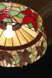 赤い花模様が引き立つ色鮮やかなステンドグラスのシャンデリア　DC8438