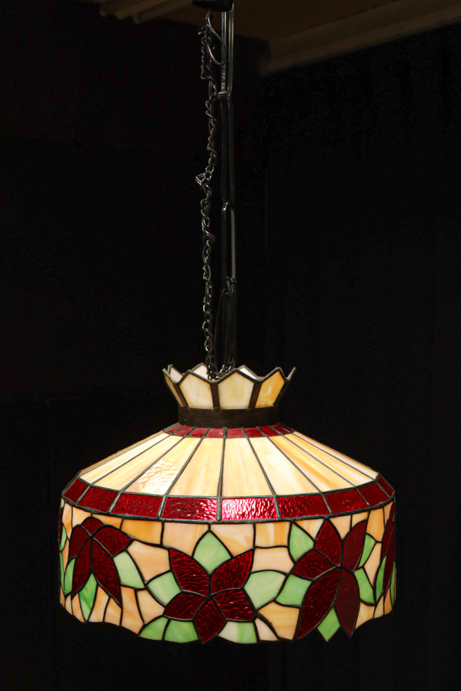 赤い花模様が引き立つ色鮮やかなステンドグラスのシャンデリア　DC8438