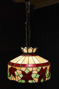 赤い花模様が引き立つ色鮮やかなステンドグラスのシャンデリア　DC8438