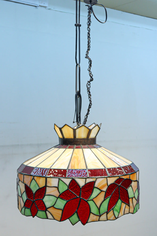 赤い花模様が引き立つ色鮮やかなステンドグラスのシャンデリア　DC8438