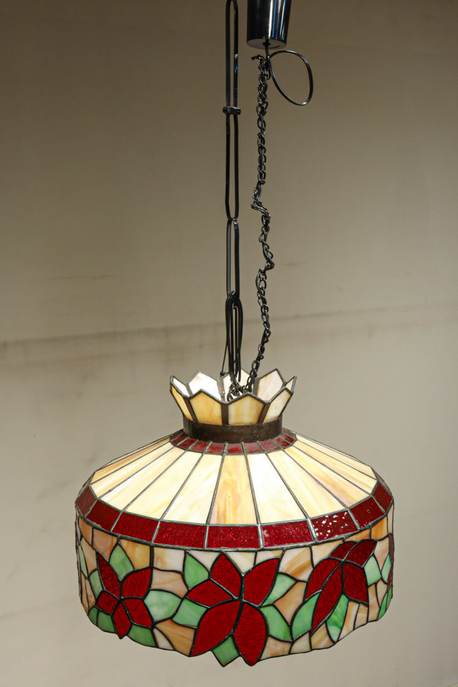 赤い花模様が引き立つ色鮮やかなステンドグラスのシャンデリア　DC8438