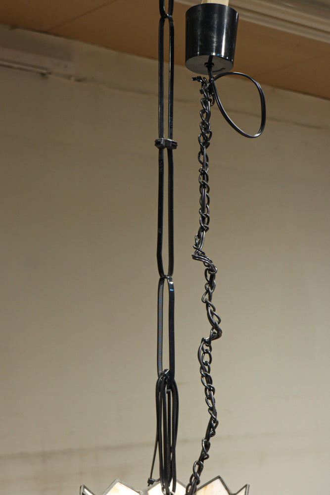 赤い花模様が引き立つ色鮮やかなステンドグラスのシャンデリア　DC8438