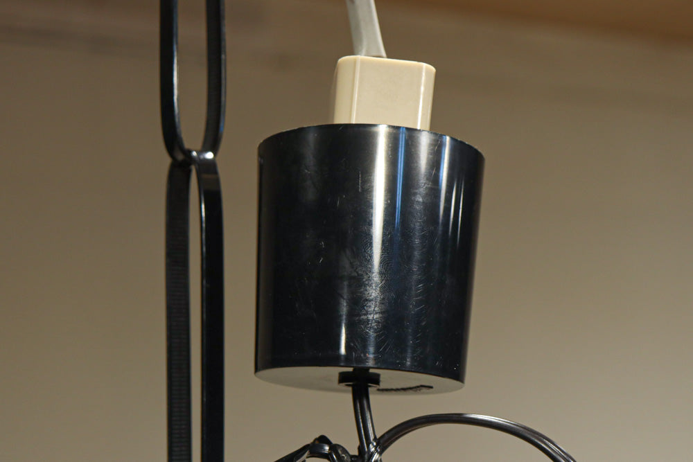 赤い花模様が引き立つ色鮮やかなステンドグラスのシャンデリア　DC8438