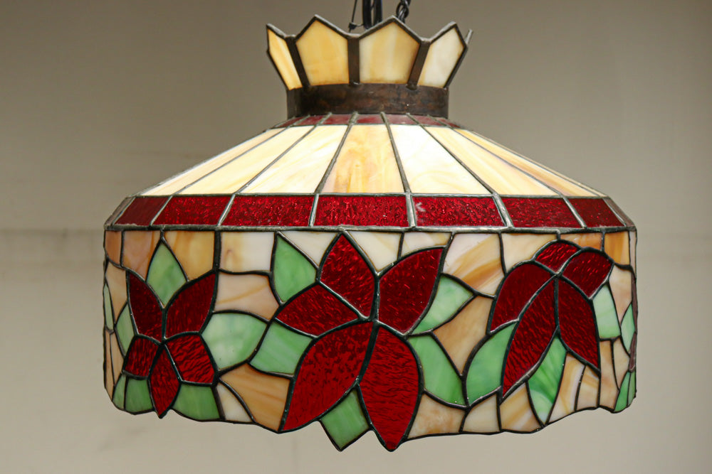 赤い花模様が引き立つ色鮮やかなステンドグラスのシャンデリア　DC8438