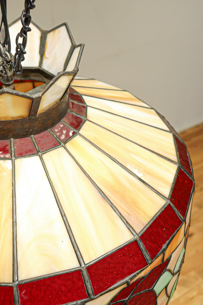 赤い花模様が引き立つ色鮮やかなステンドグラスのシャンデリア　DC8438