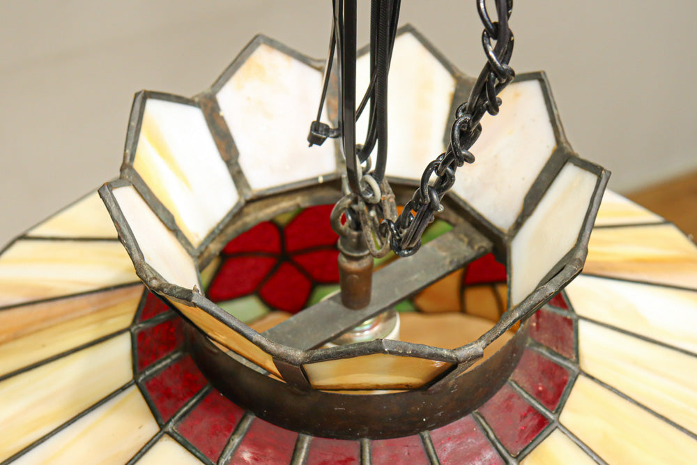 赤い花模様が引き立つ色鮮やかなステンドグラスのシャンデリア　DC8438