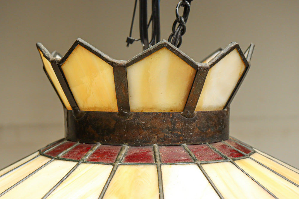 赤い花模様が引き立つ色鮮やかなステンドグラスのシャンデリア　DC8438