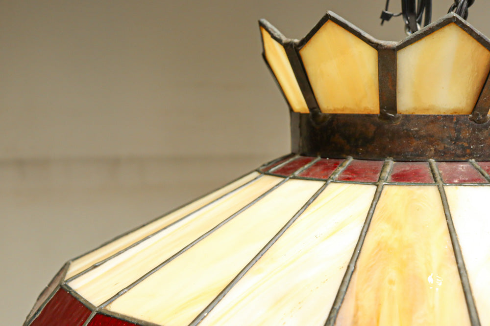 赤い花模様が引き立つ色鮮やかなステンドグラスのシャンデリア　DC8438