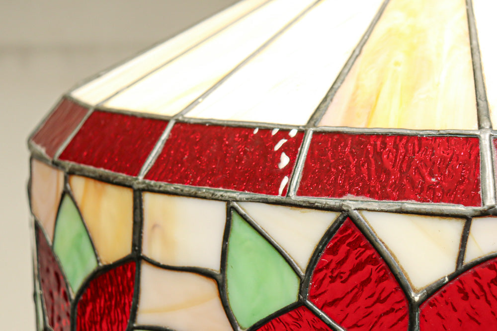 赤い花模様が引き立つ色鮮やかなステンドグラスのシャンデリア　DC8438