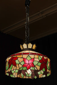 赤い花模様が引き立つ色鮮やかなステンドグラスのシャンデリア　DC8438