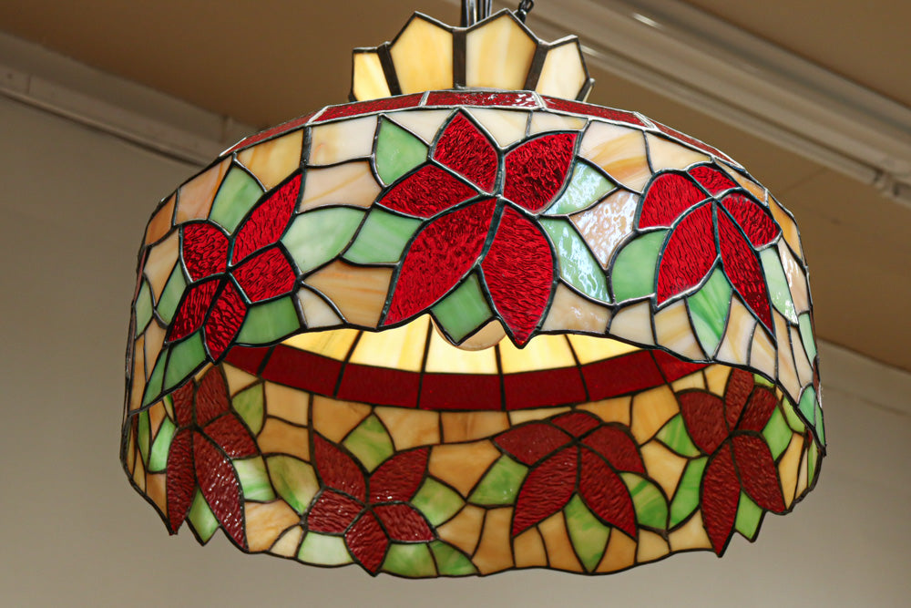 赤い花模様が引き立つ色鮮やかなステンドグラスのシャンデリア　DC8438