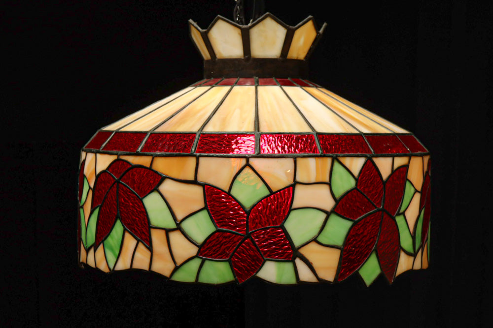 赤い花模様が引き立つ色鮮やかなステンドグラスのシャンデリア　DC8438