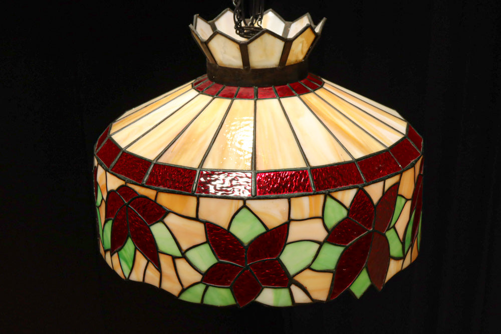 赤い花模様が引き立つ色鮮やかなステンドグラスのシャンデリア　DC8438