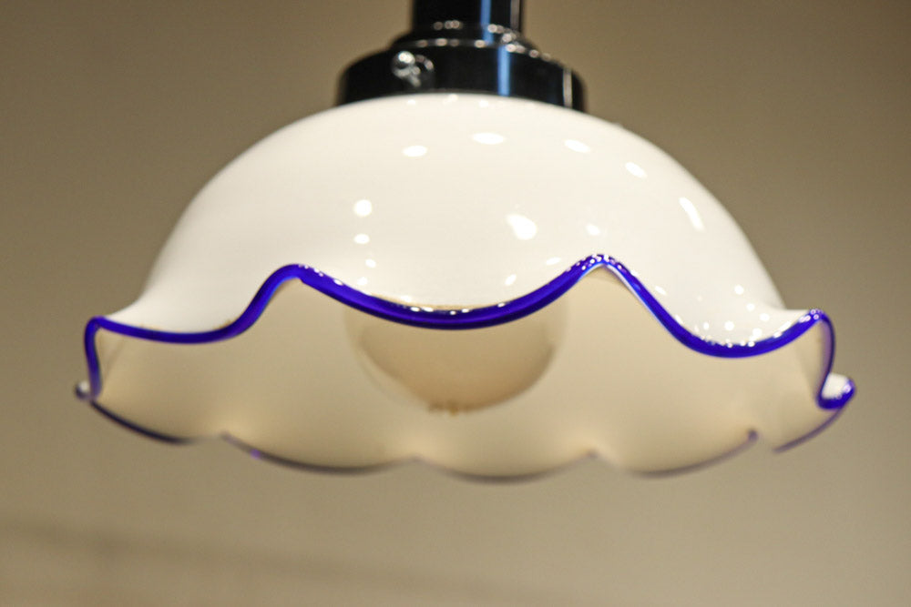 ブルーの縁取りをしたフリルが可愛い深型の電笠　D8443