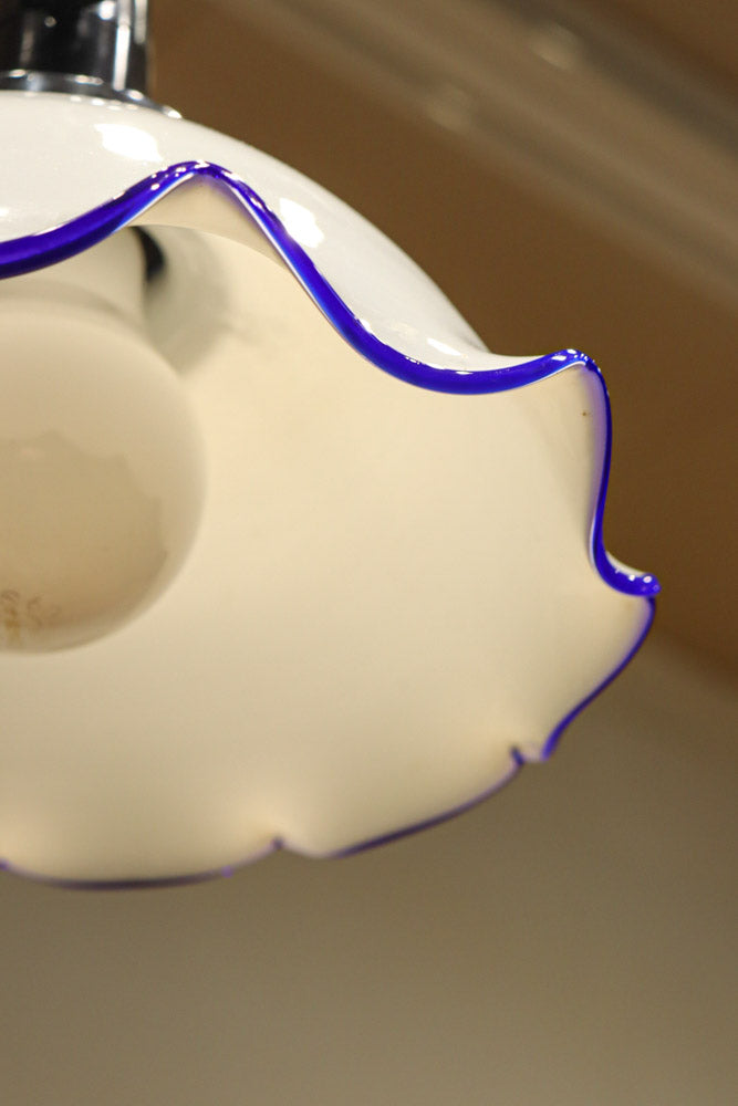 ブルーの縁取りをしたフリルが可愛い深型の電笠　D8443