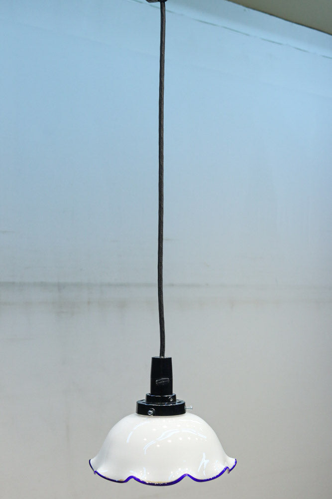 ブルーの縁取りをしたフリルが可愛い深型の電笠　D8443