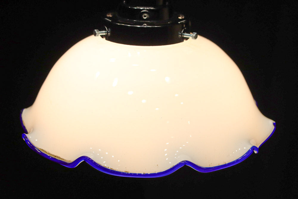 ブルーの縁取りをしたフリルが可愛い深型の電笠　D8443