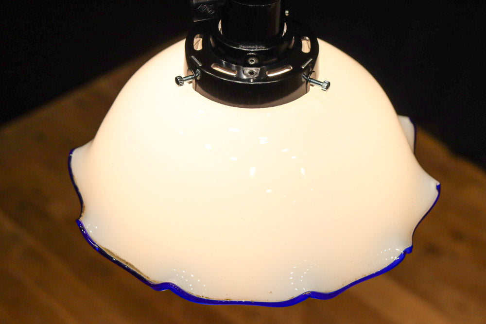 ブルーの縁取りをしたフリルが可愛い深型の電笠　D8443