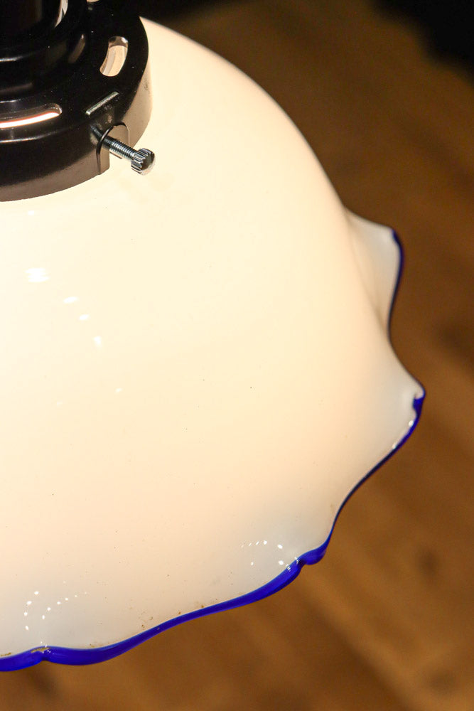 ブルーの縁取りをしたフリルが可愛い深型の電笠　D8443