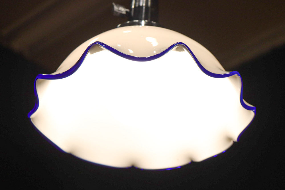 ブルーの縁取りをしたフリルが可愛い深型の電笠　D8443